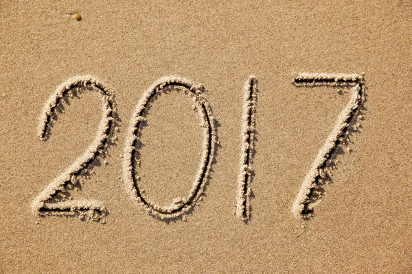 2017 ano escrito na areia da praia — Fotografia de Stock