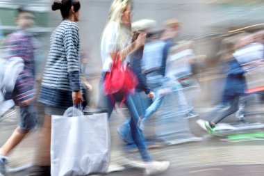 şehirde dükkanları ziyaret