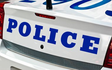 polis arabası ile bir işareti polis