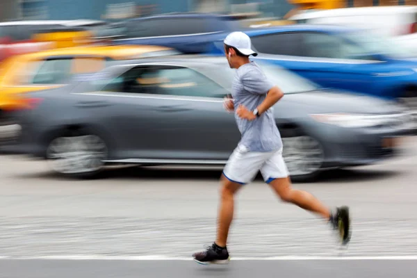 Athlète coureur sur la rue de la ville — Photo