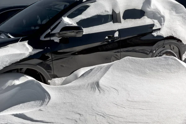 車は雪で覆われて — ストック写真
