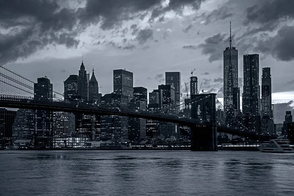 Panorama new york city på natten i blå tonalitet — Stockfoto