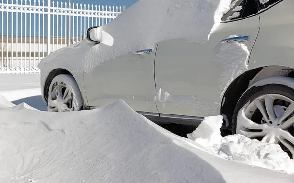 Voertuigen met sneeuw bedekt — Stockfoto