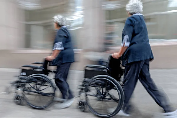 Behinderte auf einer Straße in der Stadt — Stockfoto