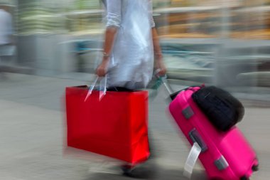 şehirde dükkanları ziyaret