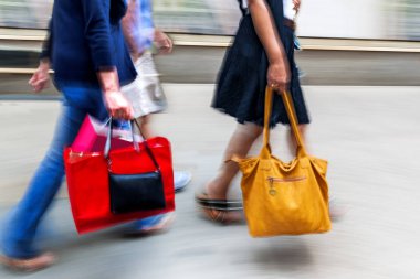 şehirde dükkanları ziyaret