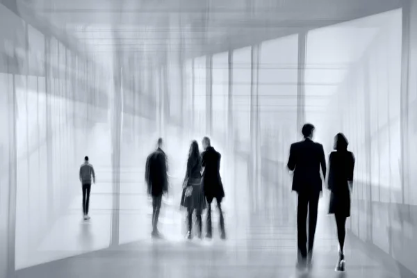 Grupp människor i lobbyn businesscenter i svartvitt blå — Stockfoto