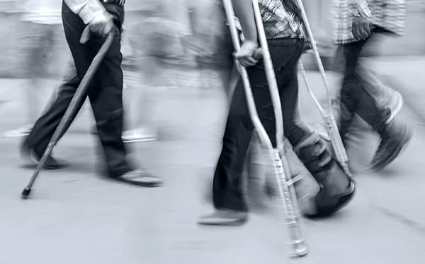 Osób niepełnosprawnych na miasta ulica w monochromatyczny niebieski przycisk — Zdjęcie stockowe