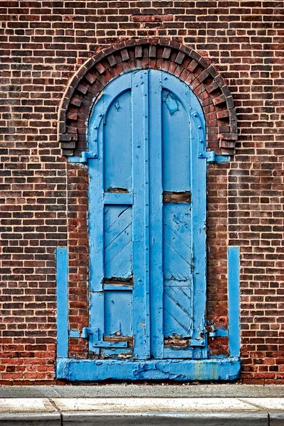 Old wall and retro blue door — Stock Photo, Image
