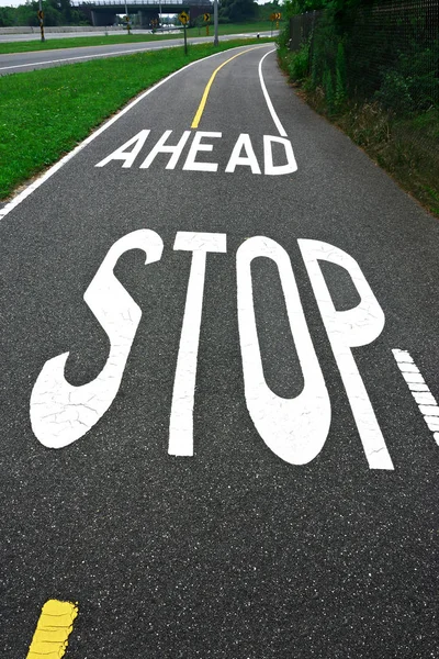 自転車道路に一時停止の標識が描かれて — ストック写真