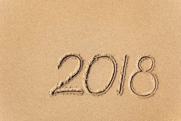 Új év 2018-ban írott-ban homok — Stock Fotó