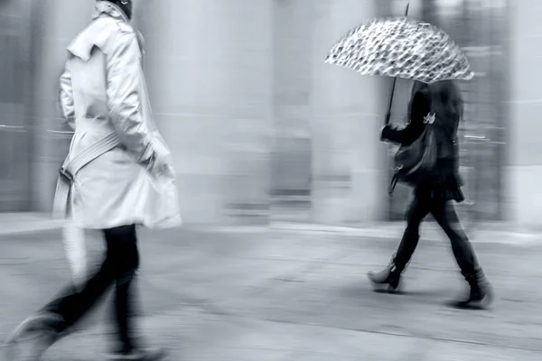 Giorno piovoso movimento sfocatura in tonalità blu monocromo — Foto Stock