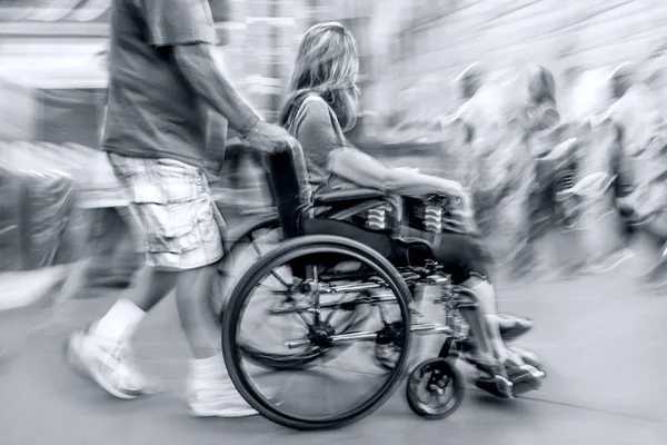 Discapacitados en una calle de la ciudad en tonalidad azul monocromo — Foto de Stock