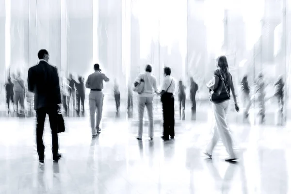 Groep mensen in het lobby business center in zwart-wit blauw — Stockfoto