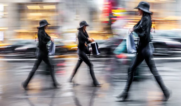 Besuchen Sie die Geschäfte in der Stadt — Stockfoto