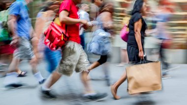 şehirde dükkanları ziyaret