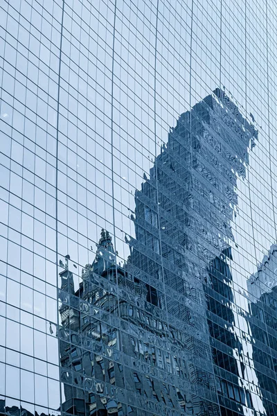 Futuristické skleněné budově s hospodářskou spolupráci — Stock fotografie