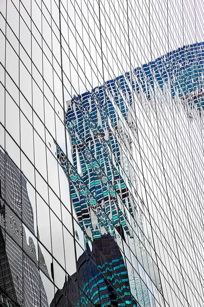 Bâtiment en verre futuriste avec coopération économique — Photo