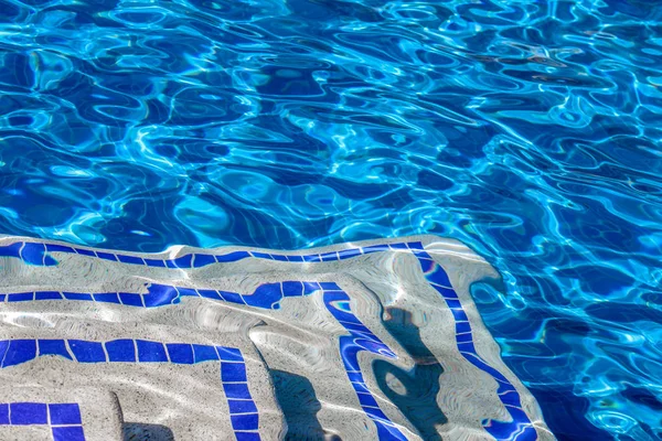 Superficie de agua brillante en la piscina — Foto de Stock