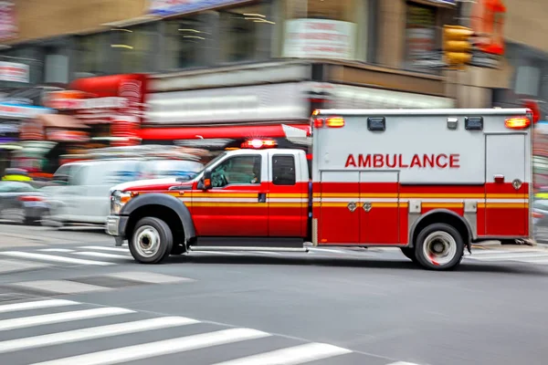 Ambulanza sull'auto di emergenza — Foto Stock