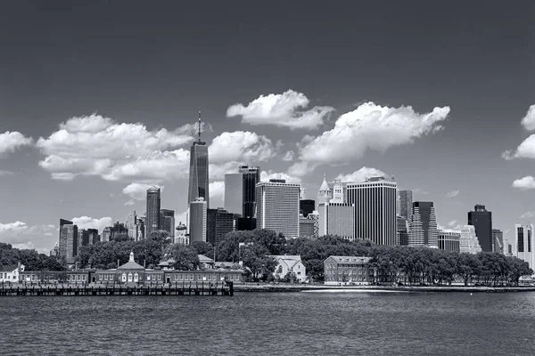 Panoramic views of the New York City Manhattan  in monochrome bl — Stock Photo, Image