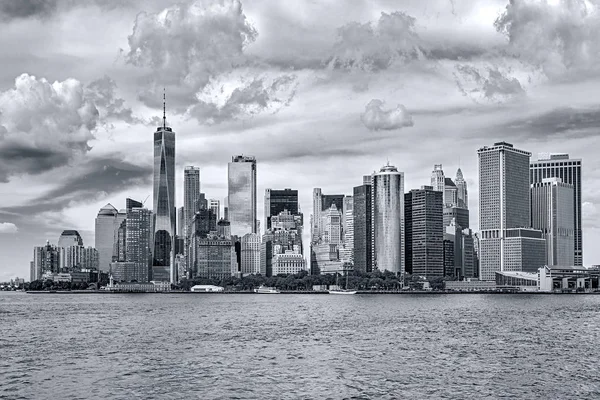 Panoramiczne Downtown Manhattan w monochromatyczny niebieski przycisk — Zdjęcie stockowe