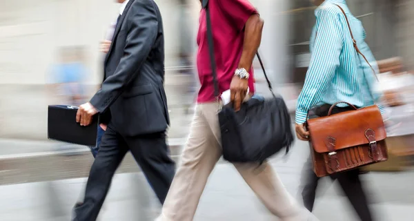 Grupp av affärsmän på gatan — Stockfoto