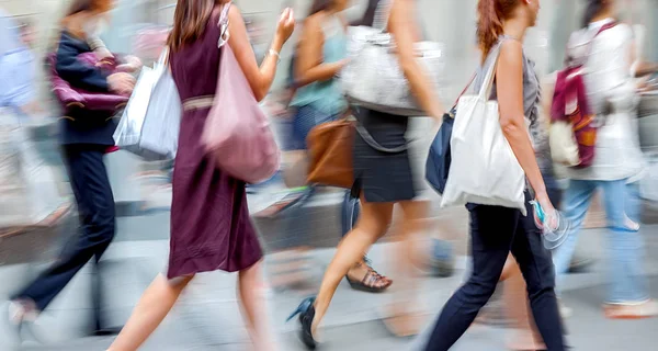 Besöka butikerna i city — Stockfoto