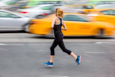 Caddenin üzerinde sporcu atlet