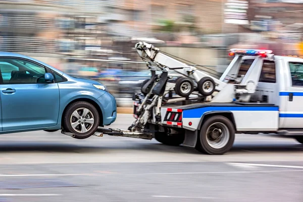 Tow truck delivers the damaged vehicle — Stock Photo, Image