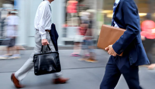 Grupp av affärsmän på gatan — Stockfoto