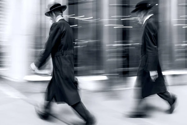 Gruppo di uomini d'affari ebrei per strada in monocromo blu — Foto Stock