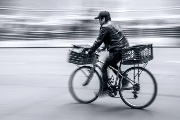 Alternatywne ekologiczne czysty transport w monochromatyczny niebieski tonów — Zdjęcie stockowe