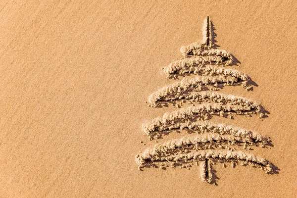 Изображения Рождественская елка на песке — стоковое фото