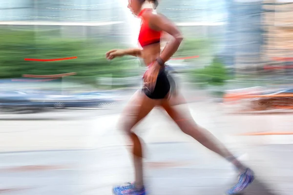 Lekkoatleta biegacz na ulicy miasta — Zdjęcie stockowe