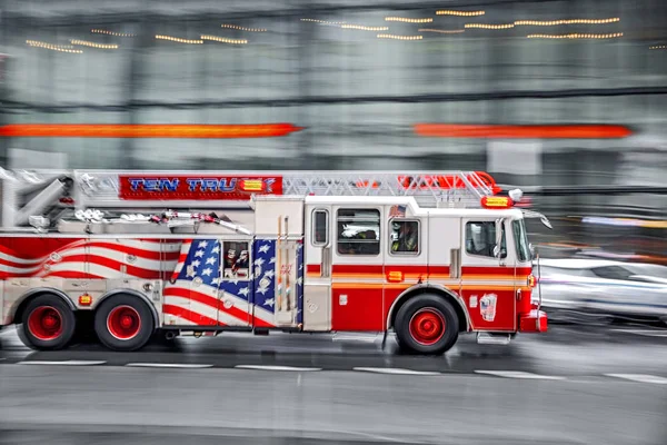 Camions de pompiers et pompiers brigade dans la ville — Photo