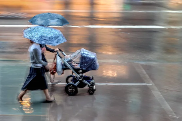 Giornata piovosa in città in movimento sfocatura — Foto Stock
