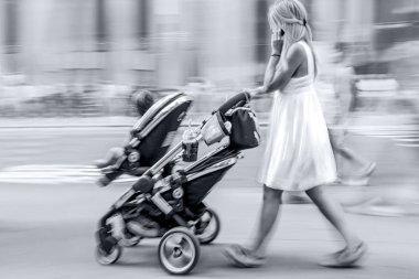 insanlar üzerinde bir şehir içinde tek renkli mavi Tonalite sokak