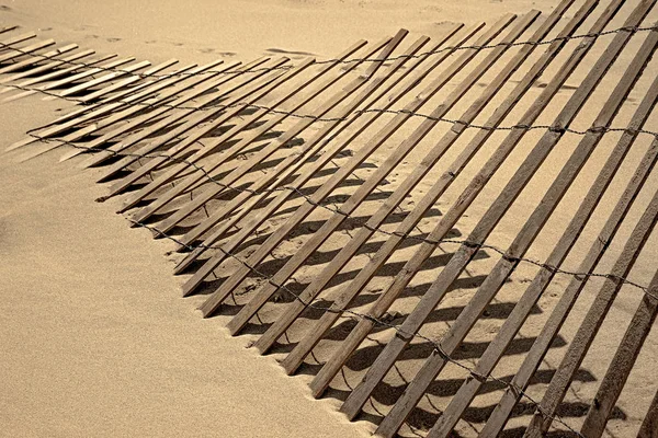 Fence and contrasting shadows on the beach — Stock Photo, Image