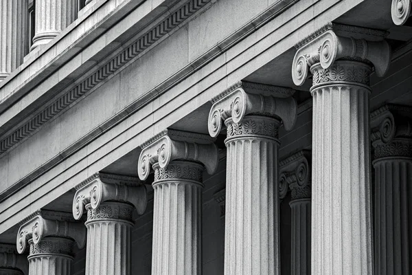 Fragmento de un edificio con columnas. —  Fotos de Stock
