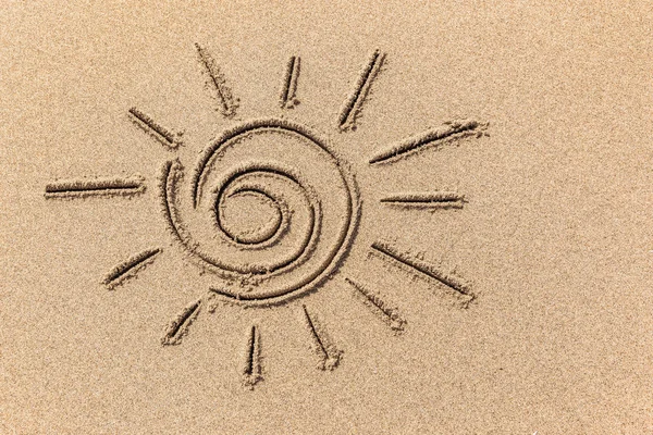 Dessin du soleil sur le sable — Photo