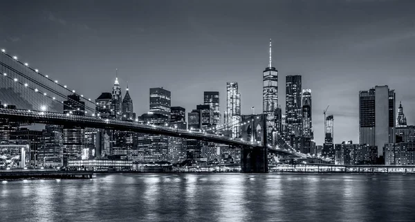 Panorama de la ciudad de Nueva York por la noche en tonalidad azul monocromo — Foto de Stock