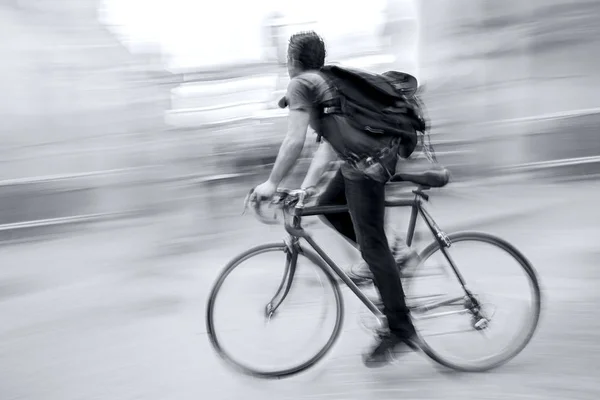 Transport écologique propre alternatif dans un ton bleu monochrome — Photo