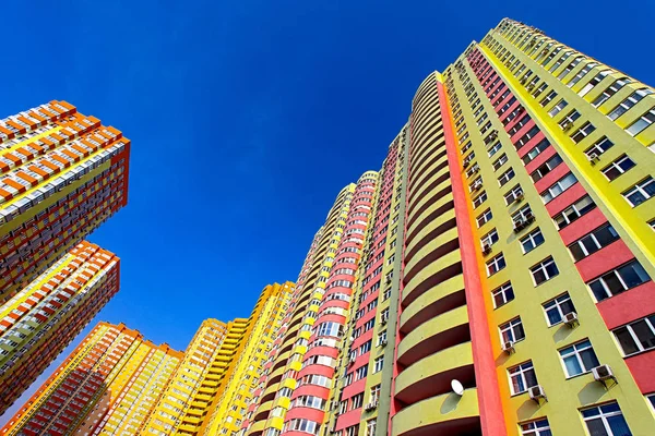 Edificio de lujo en una zona nueva — Foto de Stock