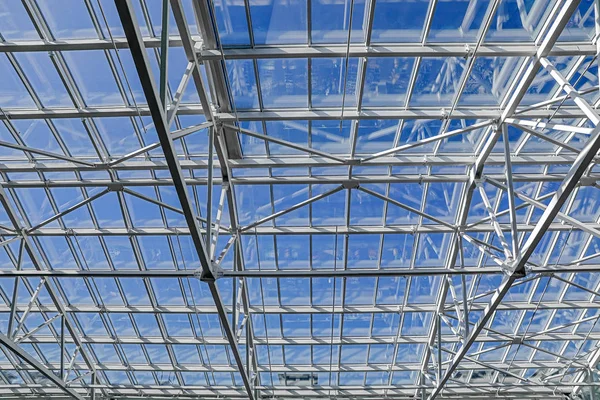 Mavi cam tavan içinde dokulu