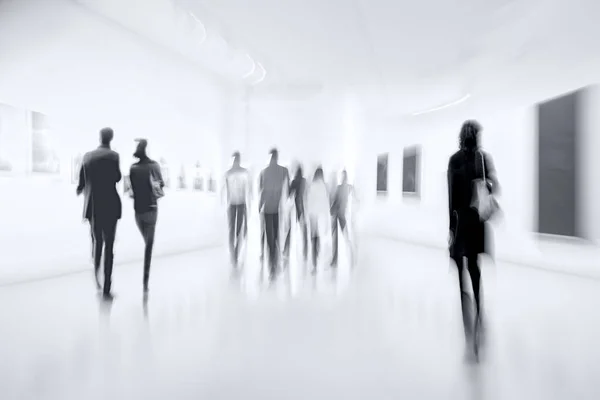 Gente en el centro de la galería de arte en tonalidad azul monocromo —  Fotos de Stock
