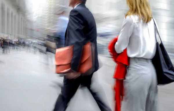 Gruppe von Geschäftsleuten auf der Straße — Stockfoto