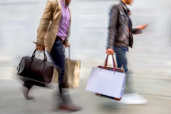 Besuchen Sie die Geschäfte in der Stadt — Stockfoto