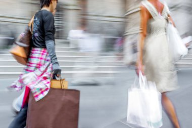 şehirde dükkanları ziyaret