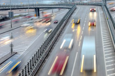 Araba trafik karayolu üzerinde